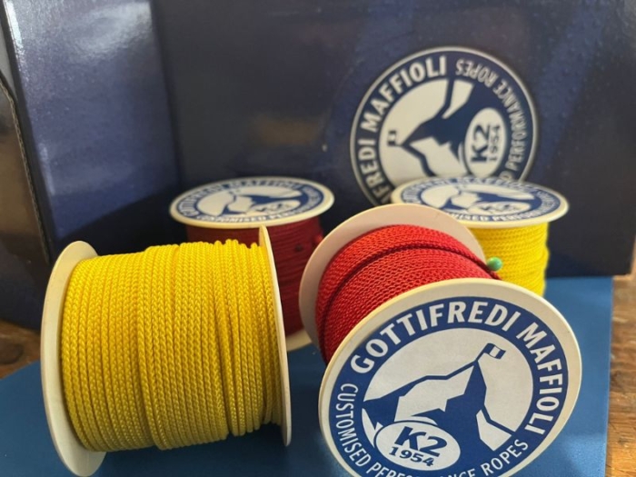 Assorted polyester spools - 2 pcs